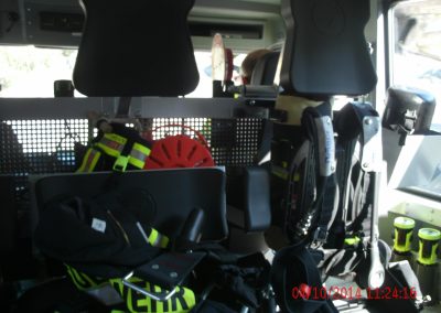Hinterer Innenraum des Feuerwehr Farzeuges, Ausrüstung, Jacken und Spezielle sitze sind verbaut