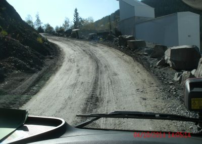 kurviger Steinbruch weg der nach oben führt aus der Fahrerkabine eines feuerwehr LKWs fotografiert