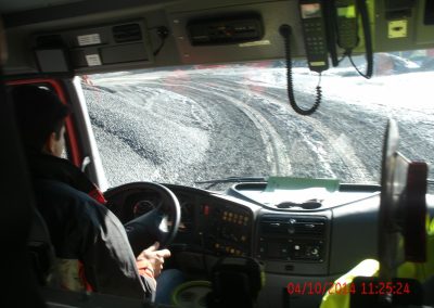 Steinbruch aus dem Fahrerraum des Feuerwehr Autos raus fotografiert, links sieht man ein stück vom Fahrer