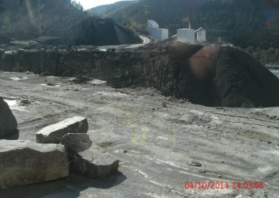 Blick auf den Steinbruch Im Hintergrund, förder bänder für Schutt und dahinter ein dichter Wald