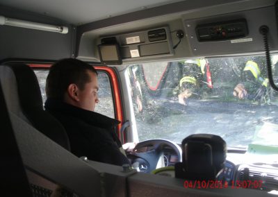Steinbruch aus dem Fahrerraum des Feuerwehr Autos raus fotografiert, links sieht man den Fahrer