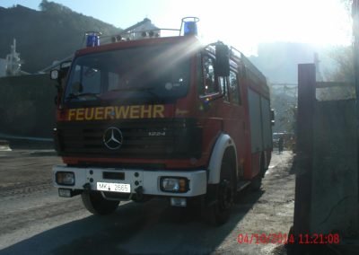 Nahaufnahme eines Feuerwehr einsatz fahrzeuges, im Hintergrund leicht angedeutet die hohen Wände des Steinbruches