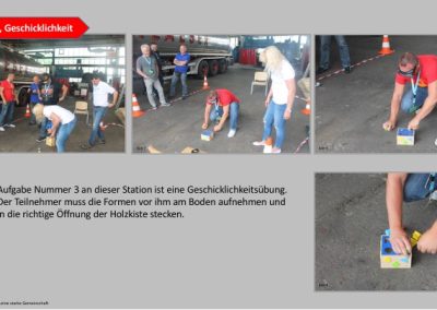 Teilnehmer stecken Formen in eine Box. bei der Übung tragen sie einer VR-Brille die den Alkoholeinfluss darstellen soll