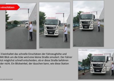 Ein Mann steht mit einem riesigen Maßstab neben einem LKW und zeigt wie er die Höhe einschätzen würde und sieht dann anhand des LKWs ob seine Schätzung richtig war.