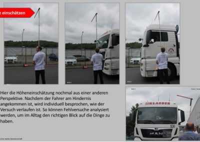 Ein Mann steht mit einem riesigen Maßstab neben einem LKW und zeigt wie er die Höhe einschätzen würde und sieht dann anhand des LKWs ob seine Schätzung richtig war.