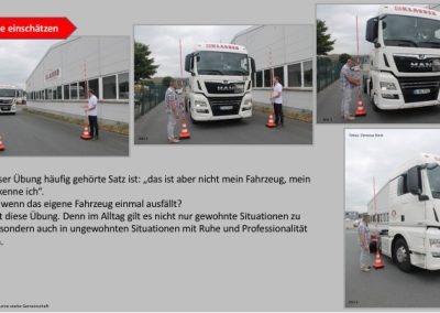 zwei Männer stehen mit riesigen Maßstäben neben einem LKW und zeigen wie sie die Höhe einschätzen würden und sehen dann anhand des LKWs ob ihre Schätzung richtig war.