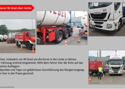 Ein Lkw fährt im 90 grad Winkel um die Kurve, rückwärts, in eine Parklücke auf mehreren Bildern. Links und rechts von der Parklücke stehen ein feuerwehr auto und ein kleinerer LKW