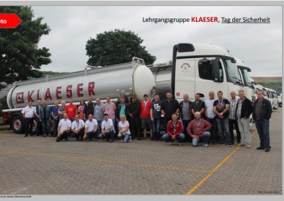 Gruppenfoto der Lehrgangsgruppe Klaeser am Tag der Sicherheit im Fuhrpark Klaeser. Im Hintergrund ein LKW der Firma Klaeser